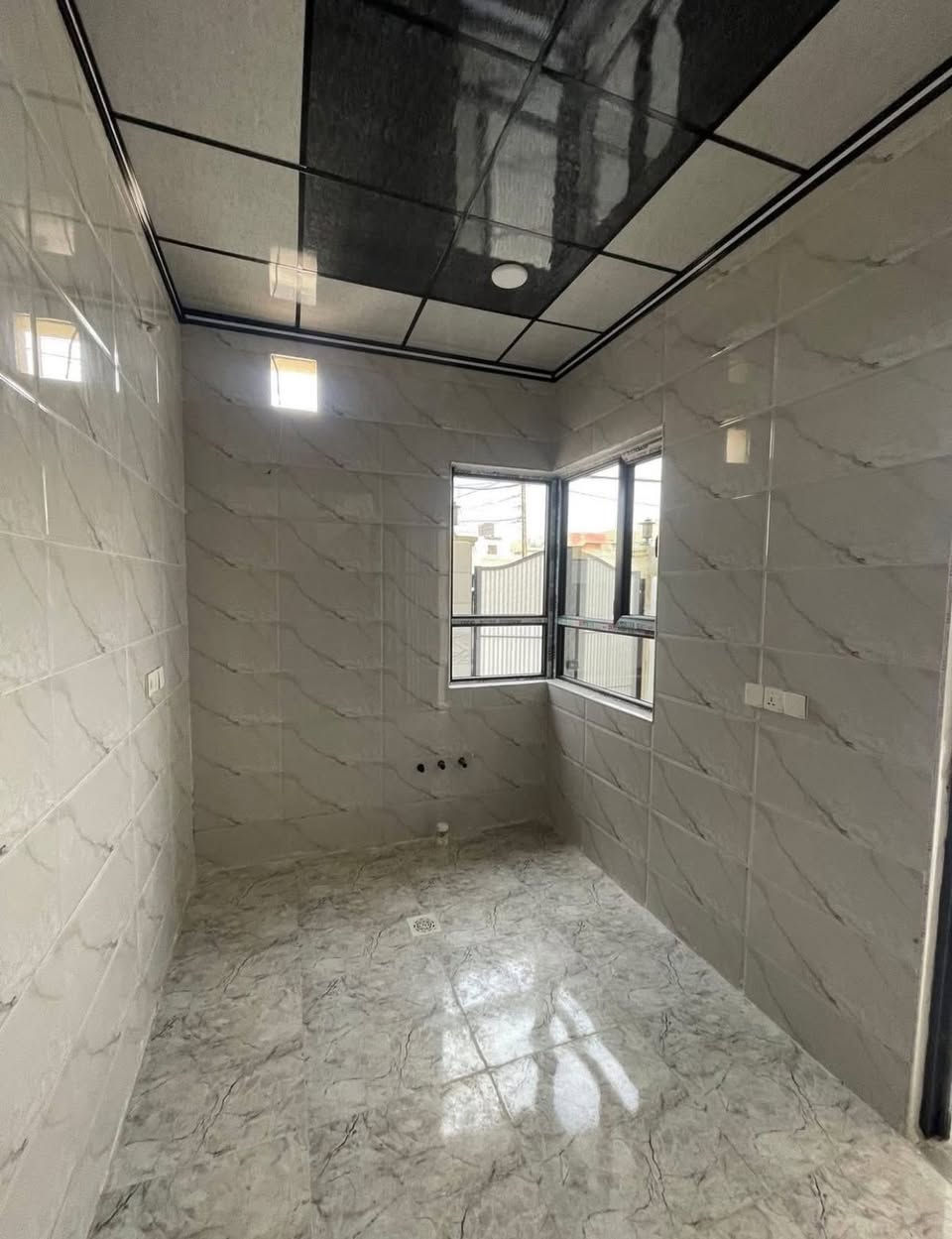 السلام عليكم 
دار للبيع 
في حي السماح 
يقع عل شارع تجاري 
بعرض 20 متر
مساحة 100 متر
 طابقين 
٣ غرف نوم
 بناء حديث زيرو ما مسكون
 فول سيراميك وحلان وسقوف جبس

السعر 110 مليون وقابل للتفاوض
للاستفسار مراجعة مكتب المدينه سايدين الصديق  قرب مرطبات البحرين 
***********
***********
