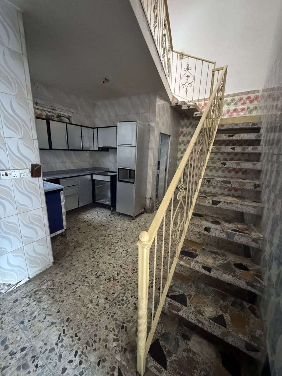 السلام عليكم بيت ركن للإيجار شارع المضخة شهداء البياع 
ركن مدرسة بشائر الخير مساحة ٥٤ متر  
الطابق الأرضي 
استقبال+ مطبخ + حمام 
الطابق الفوك 
منوار + غرفة نوم+ سطح
***********
