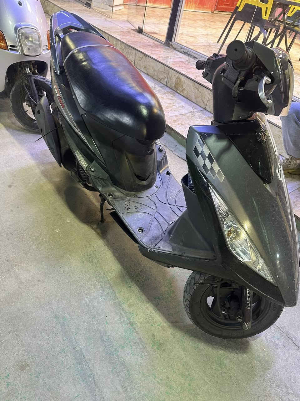 بغداد المحمودية حي الموضفين
سلام عليكم 
شبابنة الطيبة 
دراجة للبيع مال رمبة صار 3 اشهر تقريباً من منزلها 
حلوه مرتبة وجاهزه من كلشي برغي متصرف عليها 
نكره سلف 
نوزل فيت بم 
كامكو GT125cc
 رقم *********** واتساب او خط متوفر 
800 وبيها مجال للشراي
