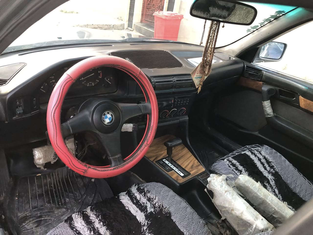 بسم الله بي ام موديل 90 حجم 535 اصل وفصل مكينة فل شرط لاصرف لانفخ لاتنقيص سيارة بلادية شركة شرط داخل صاج رقم نينوى  كوبون بانزين  سنوية خضرة وارد ياباني تخم نظيف بارتري جديد غرفة حلوة كير اوتو الكير بي مشكلة فقط اول تنميرة يصفن شوي وينمرطبيعي  تحريكة وشلعة حلوة  بجم لايتات جديد ترهم قسط  اذا مقدمة زينة وترهم نقد 
باقي التفاصيل خاص او ع رقم *********** اتصل وتدلل
