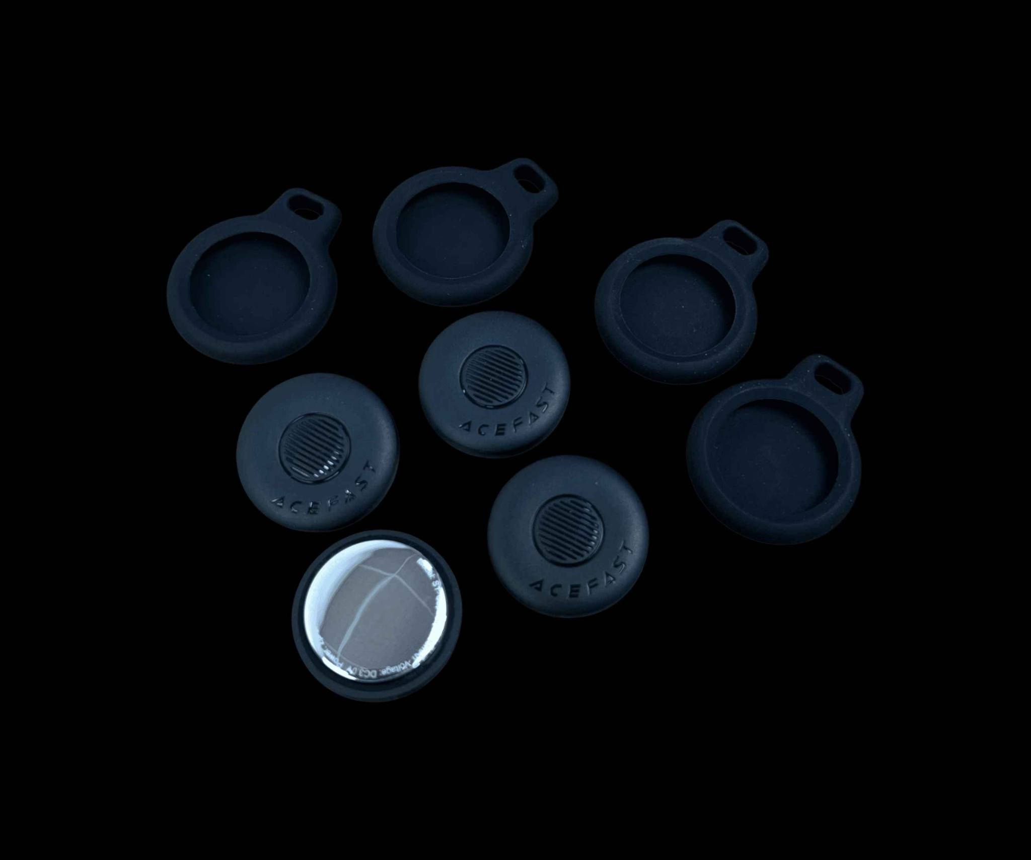 جهاز تتبّع ذكي (4 قطع)

الاستخدامات:

تعقّب المفاتيح، الحقائب، المحافظ، السيارات، الدراجات وحتى عربات الأطفال.

إصدار تنبيه صوتي لتحديد موقع الغرض المفقود ضمن مدى البلوتوث.

البحث العالمي عبر تطبيق Apple Find My للعثور على الأغراض المفقودة في أي مكان.

مناسب للسفر والاستخدام اليومي لتفادي فقدان الأغراض المهمة.

المميزات:

يعمل مباشرة مع تطبيق Apple Find My دون الحاجة إلى تطبيق إضافي.

بطارية قابلة للاستبدال (CR2032) تدوم حتى سنة كاملة.

تصميم صغير وخفيف (وزن 8 غرام فقط).

مدى بلوتوث فعال حتى 20 متر مع خاصية إصدار صوت للتحديد السريع.

يأتي مع أغطية سيليكون وحلقات تعليق لتثبيت الجهاز بسهولة على أي غرض.

محتويات الصندوق:

4 أجهزة تتبّع ذكية.

4 أغطية سيليكون واقية.

4 حلقات تعليق (Lanyards).

دليل استخدام متعدد اللغات.

طريقة الربط:

1. تأكد من أن جهازك (iPhone أو iPad) يعمل بنظام iOS  iPadOS الإصدار 14.5 أو أحدث.
2. افتح تطبيق Find My المثبّت مسبقًا على جهازك.
3. ضع جهاز التتبّع بالقرب من الآيفون، ثم اضغط على زر التشغيل في الجهاز.
4. سيصدر الجهاز صوتًا قصيرًا للدلالة على التشغيل.
5. على شاشة الآيفون، اختر "إضافة عنصر جديد" (Add Item) ثم اضغط متابعة.
6. عيّن اسمًا للجهاز واختر "تم" (Finish) ليصبح الجهاز جاهزًا للاستخدام.

الملاحظات:

البطارية CR2032 قابلة للاستبدال عند انتهاء عمرها.

في حالة عدم ظهور الجهاز في التطبيق، يمكن عمل إعادة ضبط (Reset) بالضغط على زر التشغيل 5 ثوانٍ حتى تسمع نغمة مزدوجة.

الغلاف الخارجي مصنوع من مادة ABS المتينة.

أبعاد الغلاف:

الطول: 10 سم

العرض: 14 سم

الارتفاع: 3 سم

توجد خدمة توصيل بغداد, العراق


**إذا كنت صاحب هذا الإعلان وتريد حذفه لأي سبب، رجاءا أرسل رسالة إلى الدعم الفني**