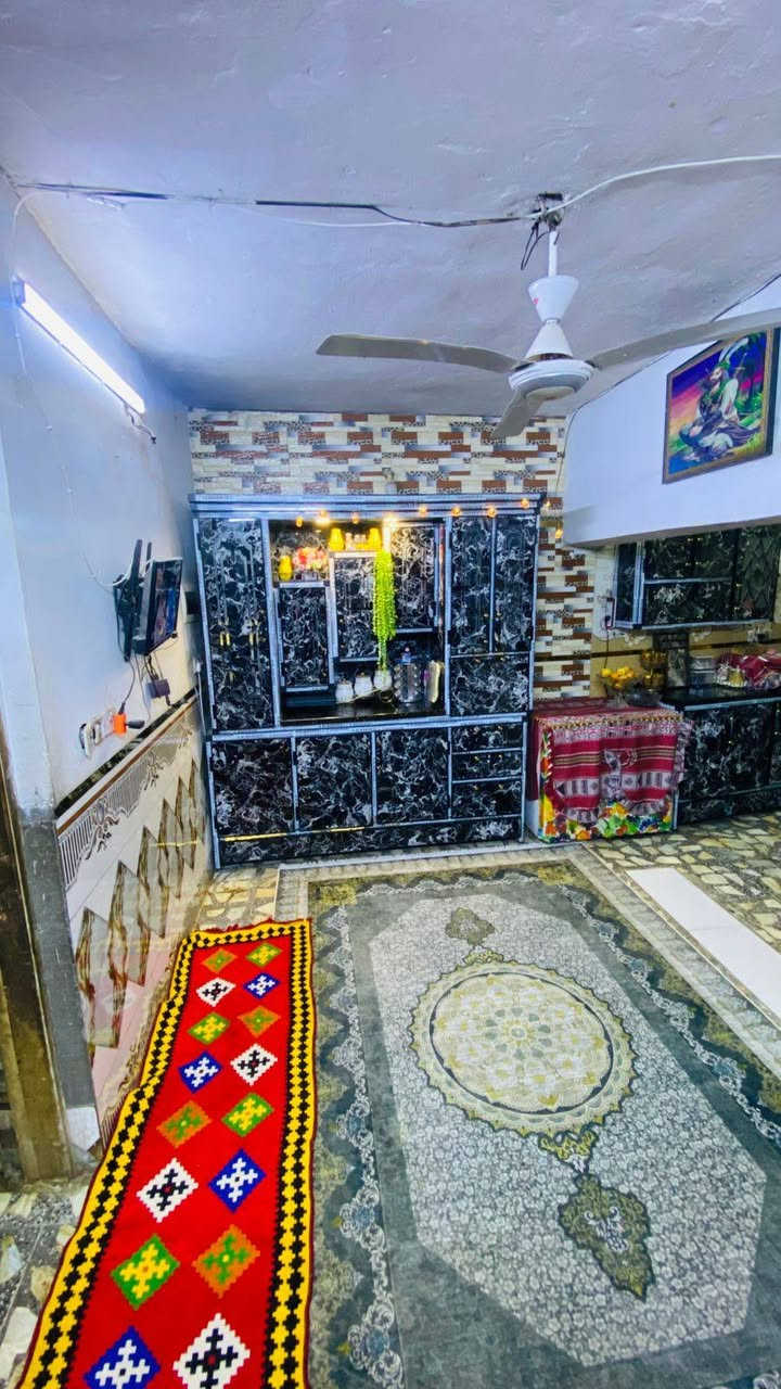 السلام عليكم عندي بيت منطقة المعالف على شارع تجاري للبيع المساحه 100قاط ونصف بي مدخلين لبيت يعني غرفة نوم بالارظي وغرفة نوم بالطابق الثاني بيت طابو مسلح الاتصال ***********
