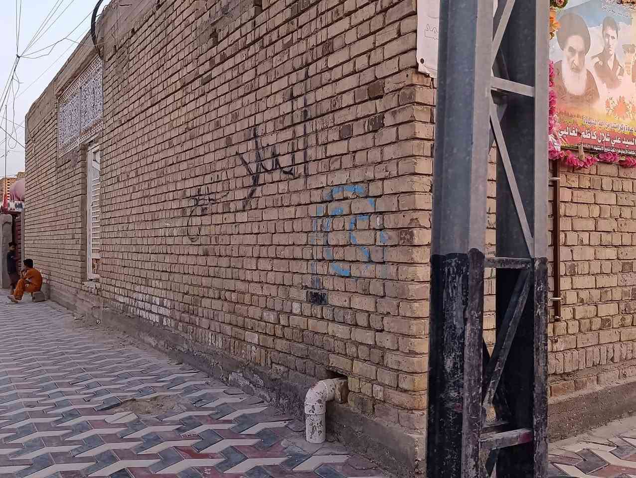 بيت للبيع في منطقة الحاوي خلف الامام العباس ركن على شارعين المساحة 150 م بناء حديث طابوك وسقف كونكريت مسلح متوفر كامل الخدمات من تبليط وكهرباء وماء ورصيف.. للأستفسار يرجى الاتصال على الرقم ***********
