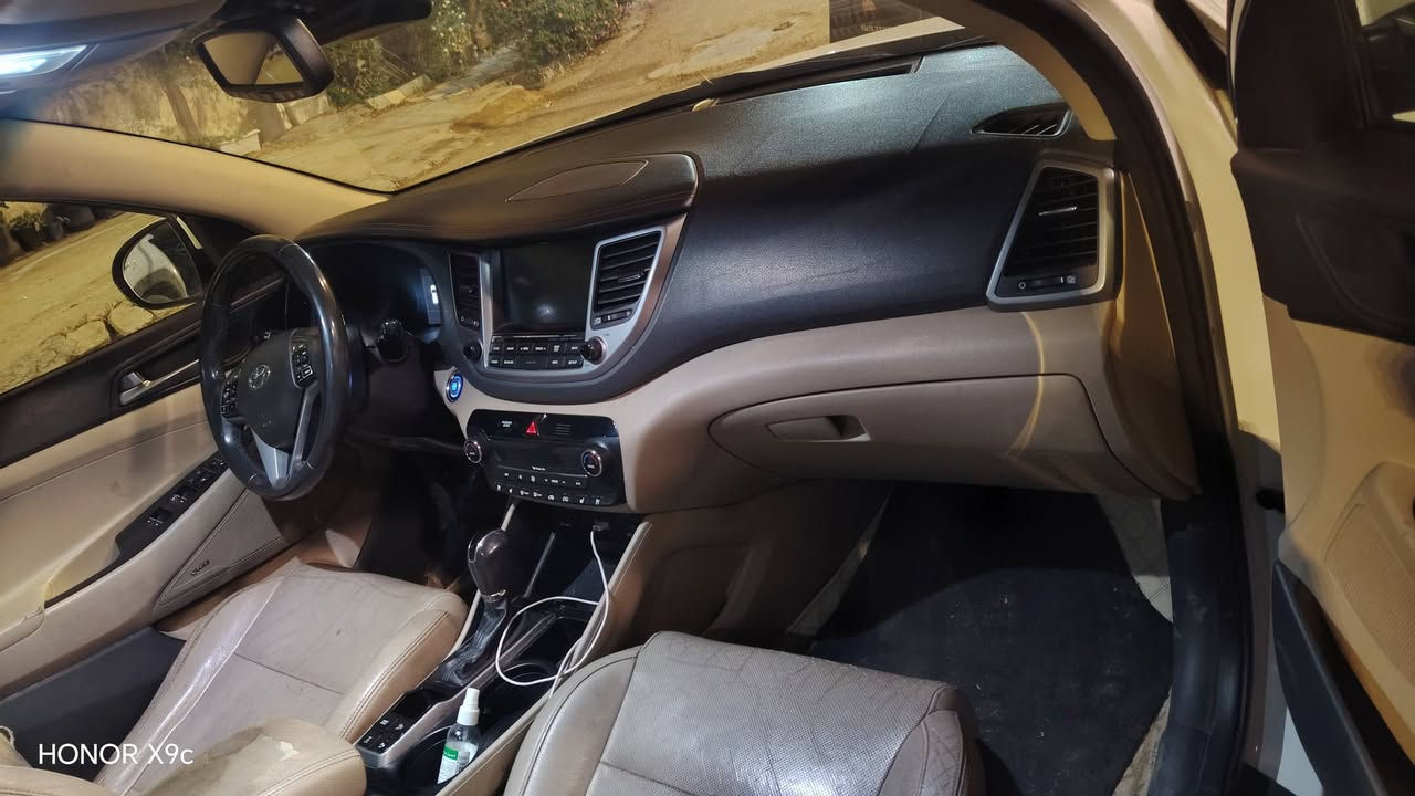 توسان موديل ٢٠١٧ امريكي ضررها بنيد وجاملغ صفحة السايق بارد كامل مواصفات ماشية ٧٧ الف للاستفسار الاتصال على الرقم (***********)
