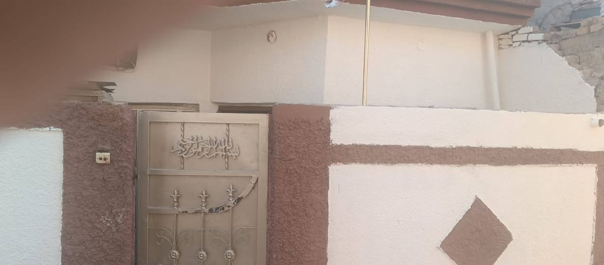 السلام عليكم بيت للبيع مساحته ميت متر العنوان وردية داخل نزلت سعد بيجو رابع بيت على شارع الزوار السعر 49 وبي مجال غرفتين غرفه طابق ثاني واستقبال وهول ومطبخ 
الرقم للتواصل ***********
