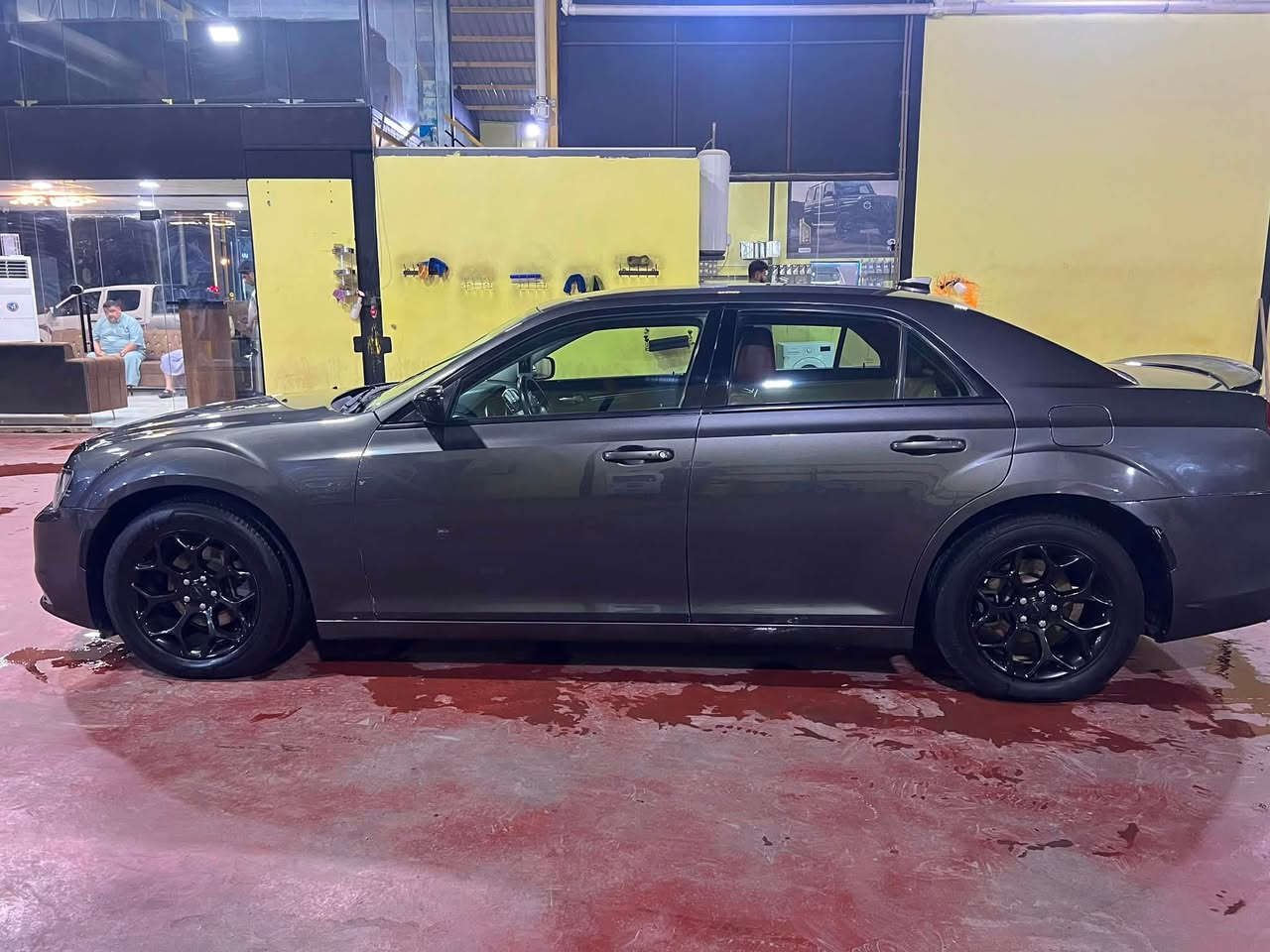السلام عليكم 
للبيع | كرايسلر (اوباما) 300 Touring موديل 2018 🇨🇦

✅ الفئة: Touring
✅ موديل: 2018
✅ وارد كندي (جاية من أمريكا كلين)
✅ محدثة S (واجهة ولمسات S تعطيها شكل رياضي أجمل)
✅ الممشى: 360,000 كم (حوالي 223,700 ميل)

المواصفات:

✔️ شاشة Uconnect لمس.
✔️ كاميرا خلفية.
✔️ تشغيل بالبصمة (Keyless Go).
✔️ تشغيل عن بُعد (Remote Start).
✔️ مقعد السائق كهربائي.
✔️ مثبت سرعة وتحكم من الدركسون.
✔️ تكييف ثنائي المناطق.
✔️ ويلات عنكبوت رياضية سود أصلية.
✔️ إنارة LED ونهارية.
✔️ صالون واسع ومريح مع شنطة كبيرة.
✔️ ثبات ممتاز وراحة عالية بالسفر.

ملاحظة بكل أمانة:

🔹 السيارة جاية من أمريكا كلين، وداخل العراق صار بيها صبغ 4 أصابع بالجاملغ الخلفي جهة السائق فقط.

رقم الشاصي (VIN):
2C3CCAAG8JH291886

السيارة جاهزة للفحص بأي مكان يختاره المشتري، والفحص خير دليل.

📞 للجادين فقط. ***********,,,***********
الله يبارك لصاحب النصي
