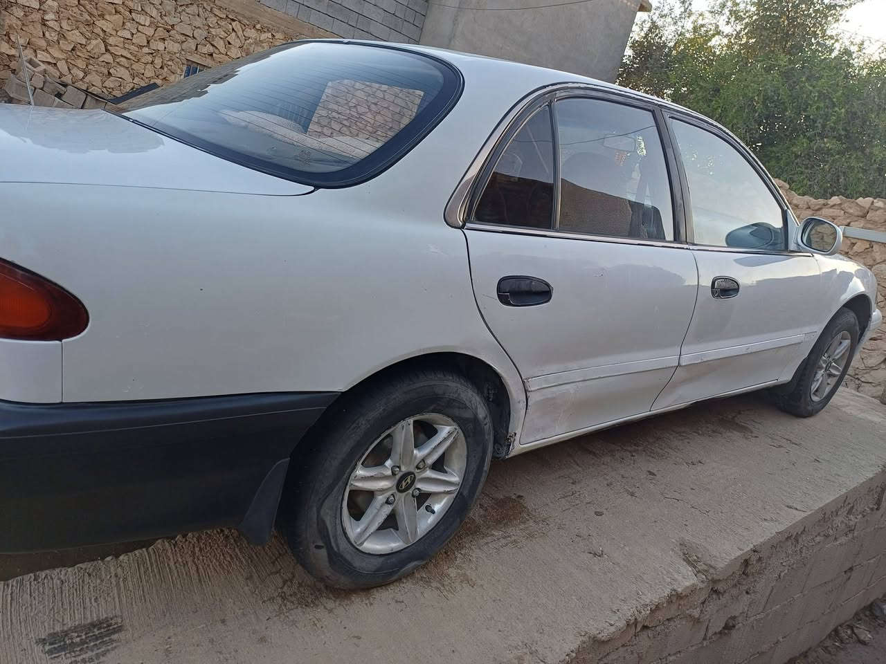 السلام عليكم ورحمة الله وبركاته...
سوناتا 2 موديل 1996 السياره باأسمي سنويه عظم عاج ل 31.. 
تفاصيل السياره... 
محرك 1800 +
 گير أوتو.. 
تخم تاير جديد
الصدر جديد قبل 10 ايام سويته.. زوج درايم شفت جديد + زوج بولبرن امامي جديد + زوج دسكات جديد + زوج دبلات امامي جديد+ ميزاينه وبلنص... 
الدعاميه الخلفية جديده.. 
الدعاميه الاماميه نص عمر.. 
نقص السياره زوج دبلات خلفي فقط..
السياره تبريدها شغال...  
السعر 47 وبيها مجال حگ الجيه... 
الاتصال 
***********
