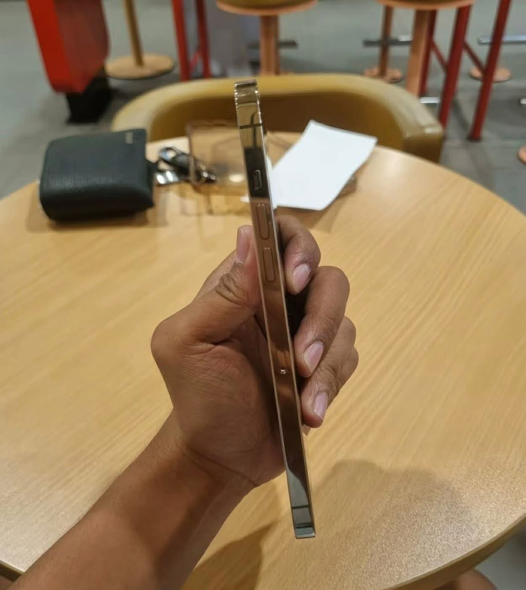 12بروماكس
لون المميز الذهبي

ذاكره256انتبه

بطاريه81حاسبه 82

جهاز نورمل يقرا كامل بس شاشه مبدله وبيها خط ماياثر من فوك 

الكاميرات دمعه فقط فجاه راحت0.5ولباقي شغال

شخطه مبي الشراي يتصل ***********
