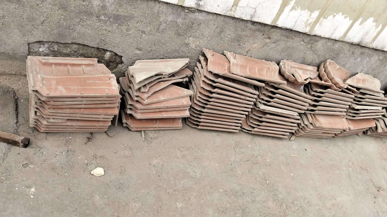 السلام عليكم...
قرميط ايطالي للبيع تقريبا 50 قطعه ب40

حديد نوعيه ثقيله ب 50 وبيه مجال 

***********
