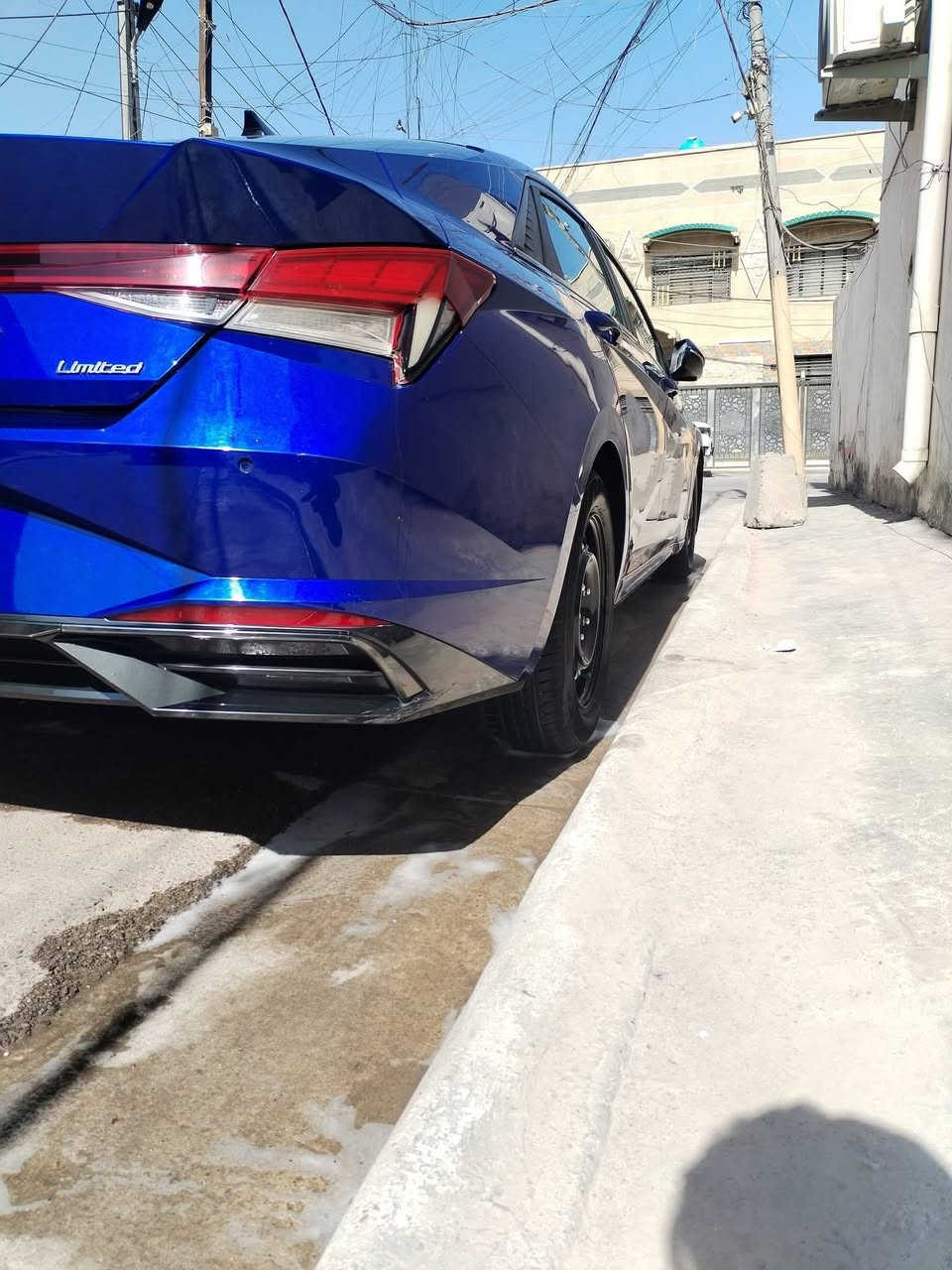 عندي إلنترا موديل ٢٠٢٣ للبيع..
وارد امريكي بيها جاملغ امامي ايمن مبدل.. 

وربع بنيد مصبوغ.. وربع باب ايمن مصبوغ..

ايرباك ستيرن ودشبول وبرده..

فول لمتد 1/1 رقم بغداد انكليزي بأسمي..

ماشيه السياره 20,000 

مكان السياره بغداد جديده اي سؤال ع هذا الرقم..

***********
