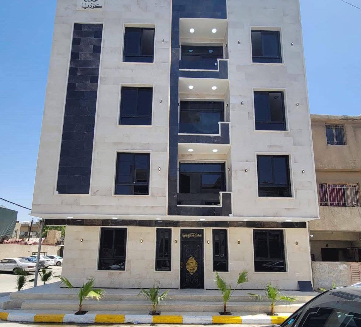 بناية تجارية ركن للبيع 
بناء سنة 2025
تقع في المنصور / دور السود / الشارع العريض / قرب المركز الصحي النموذجي في المنصور
مساحتها 50 متر واقع الحال 66 متر  
الواجهة 11 متر 
تقع على شارع عريض جداً 
واردها الشهري ثلاثة ملايين دينار عراقي 
(3,000,000)
‎تحتوي على 4 شقق وتحتوي كل شقة على ( غرفتين نوم - صالة -مطبخ -صحيات )

السعر 620 مليون وبيها مجال لاتصال ***********
