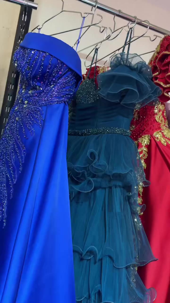 للبيع الفساتين والبدلات والابيض ولاوان كل شلع القطعه ع ٢٥ للاستفسار ***********
