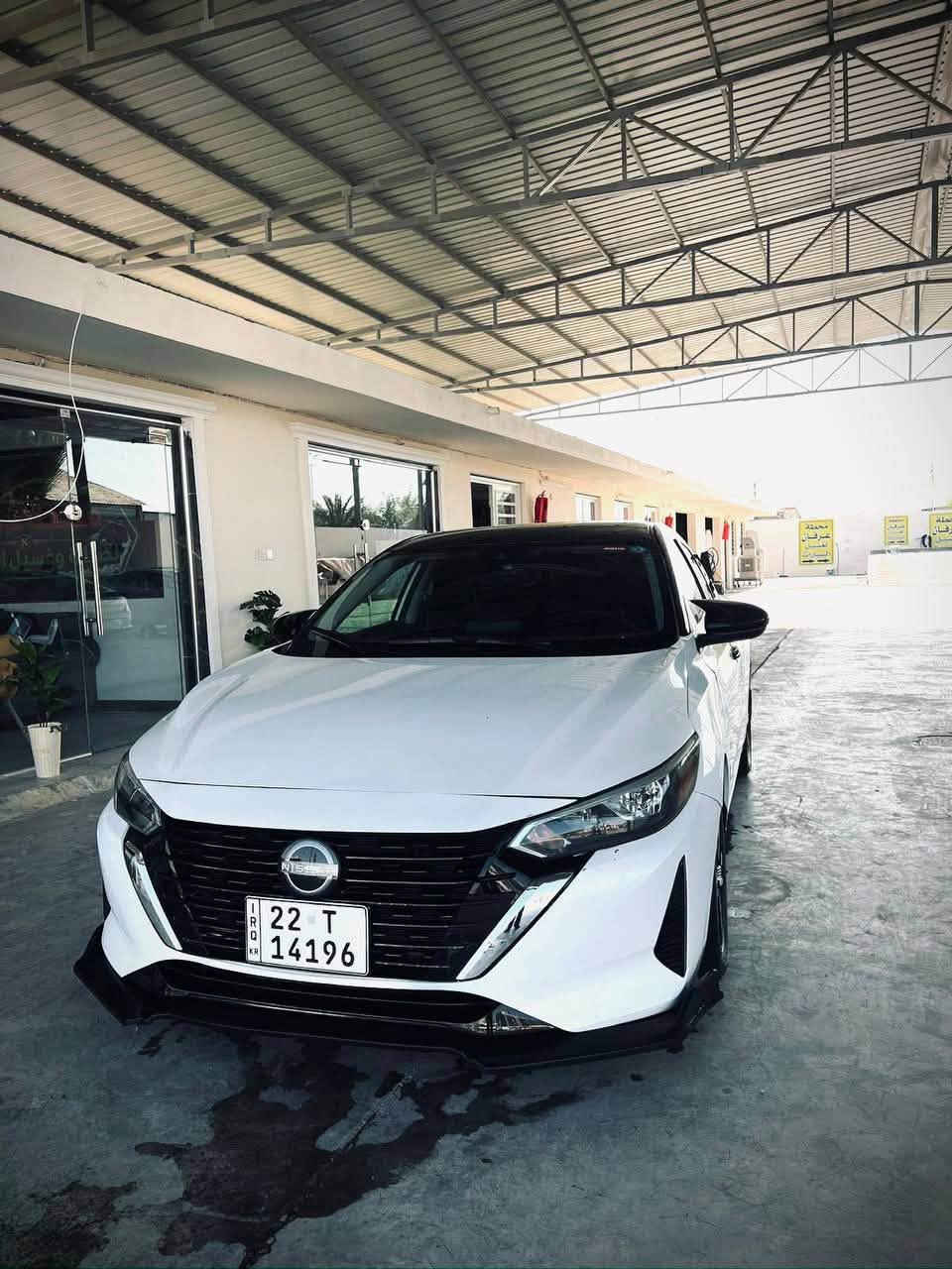 نيسان سينترا SV 2024
4 سلندر  2.0 لتر (DOHC)
 Xtronic CVT  
 .تشغيل ذكي مع خاصية التشغيل عن بُعد 
 .نظام (Idle Stop/Start) الذكي لإطفاء المحرك تلقائياً عند التوقف لتوفير البنزين.
 .رادارات أمامية وحساسات خلفية.
 .شاشة 8 بوصة (Apple CarPlay & Android Auto).
 .شاشة معلومات رقمية في لوحة العدادات مقاس 7 بوصة لعرض كفاءة القيادة والتنبيهات (Advanced Driver Assist Display).  
 .مقاعد قماش مخمل فاخر 
. مقود D shape بتحكم كامل (مثبت سرعة، تحكم بالصوت، والرد على المكالمات).
 .منافذ شحن (USB Type-C و USB )  
 .نظام نقطة العمياء  
 .رادار الفرملة التلقائية 
(Automatic Emergency Braking).
 .تنبيه حركة المرور الخلفية 
(Rear Cross Traffic Alert).
 .نظام التحذير من الخروج عن المسار 

 ماشية (33 الف كيلومتر)
مكان تواجد السيارة: الديوانية
 السعر : 158 قابل للتفاوض 
 رقم الهاتف للتواصل: ***********
((بيع او مراوس بأحدث مع فرق))
