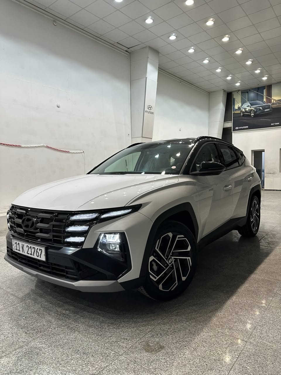 السلام عليكم
هونداي توسان  

موديل 2026 تو كلر قماره سوده

ضمان شركه هونداي الاولى 

محرك 2000 دوش

رقم بغداد سنويه باسمي ومثبت لوحات 

السياره زيروووو صفر كيلو متر

فول مواصفات قماره حديد 

بصمه وتشغيل عن بعد
صندوك كهرباء 
كراسي كهرباء وتبريد بالكشنات الاماميه
داخل مخمل ابيض
شاشه متصله تدعم كار بلي واندرويد اوتو مع كامره خلفيه دواره
حساس امامي خلفي
شاحن وايرلس 
هند بريك كهرباء واوتو هولد ومساعد نزول منحدرات وزر عرض الكامرات 
ويل كب حجم 19
لايت زنون وبك لايت لد
وباقي المواصفات 

مكان السياره بغداد المنصور

السعر 38 مليون 

***********
