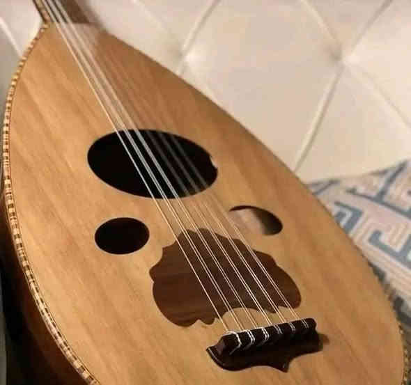 عود زرياب جديد سوري المنشأ الاصلي 🔥🔥
متوفر توصيل لكافة محافظات العراق🚚🚚
‭***********
واتس اب

مميزات العود 👇👇👇👇

🔥الوجه خشب سيدار والظهر جوز شامي

🔥مفاتيح العود خشب جوز 

🔥الاوتار نوع لابيلا اصلية امريكية المنشأ

🔥يحتوي على مفتاح النكي لرفع وخفض ارتفاع الاوتار عن الزند (زند معياري) 

 🔥مضرب العود من السيسم

🔥 جنطه من الجلد وريشه هديه وطقم اوتار
بسعر  مناسب جدا🤏🤏🤏
