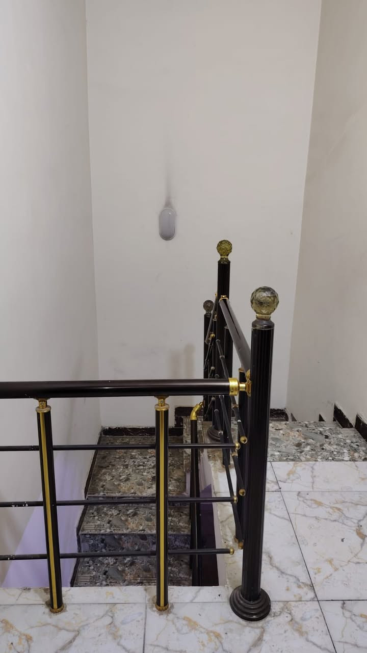 بيت يجار مساحه ٥٠ متر طابقين يحتوي على غرفتين وصاله ومطبخ وخدمات بناء حديث مكان الراد سعره ٤٥٠ مجال بسيط 
***********  اتصال رقم واحد
