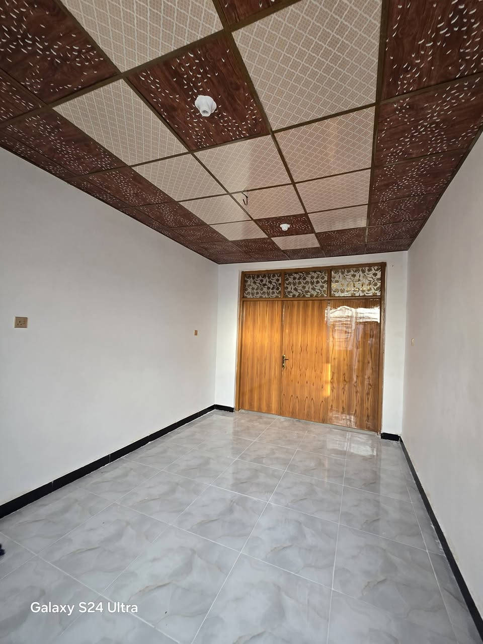 بيت لبيع بشارع المطار الجديد المساحه ١٠٠متر كونكريت مسلح البناء طابوك يحتوي على غرفه وصاله ومطبخ وستقبال ومكشوفه وصحيات وطارمه السعر ٤٥ وبي مجال للستفسار ***********مكتب بركات ام البنين قرب مثلجات سنبله البيت جديدتستلم مفتاح مباشر

