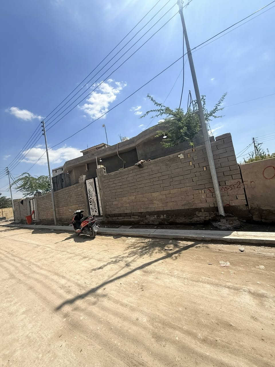 بيت للبيع طابو زراعي منطقة الحمود  متكون من غرف 2 ودوانية صغيرة وموزع ومطابخ 2 حار وبارد وحمام وكليدور   ومساحة طارمة غير مبنية من ضمن البيت تقريب 40 متر  

شارع عريض مشمول بالتبليط  اقل شهر يتبلط   كهرباء جديدة مجاري جديدة 
مساحة البيت 180 متر   تفاصيل كلها مذكورة السعر 80 مليون وبي مجال. بسيط.  بناء جديد  كلشي مذكور  شراي اهلا وسهلا
المراسلة ع واتساب 
***********
