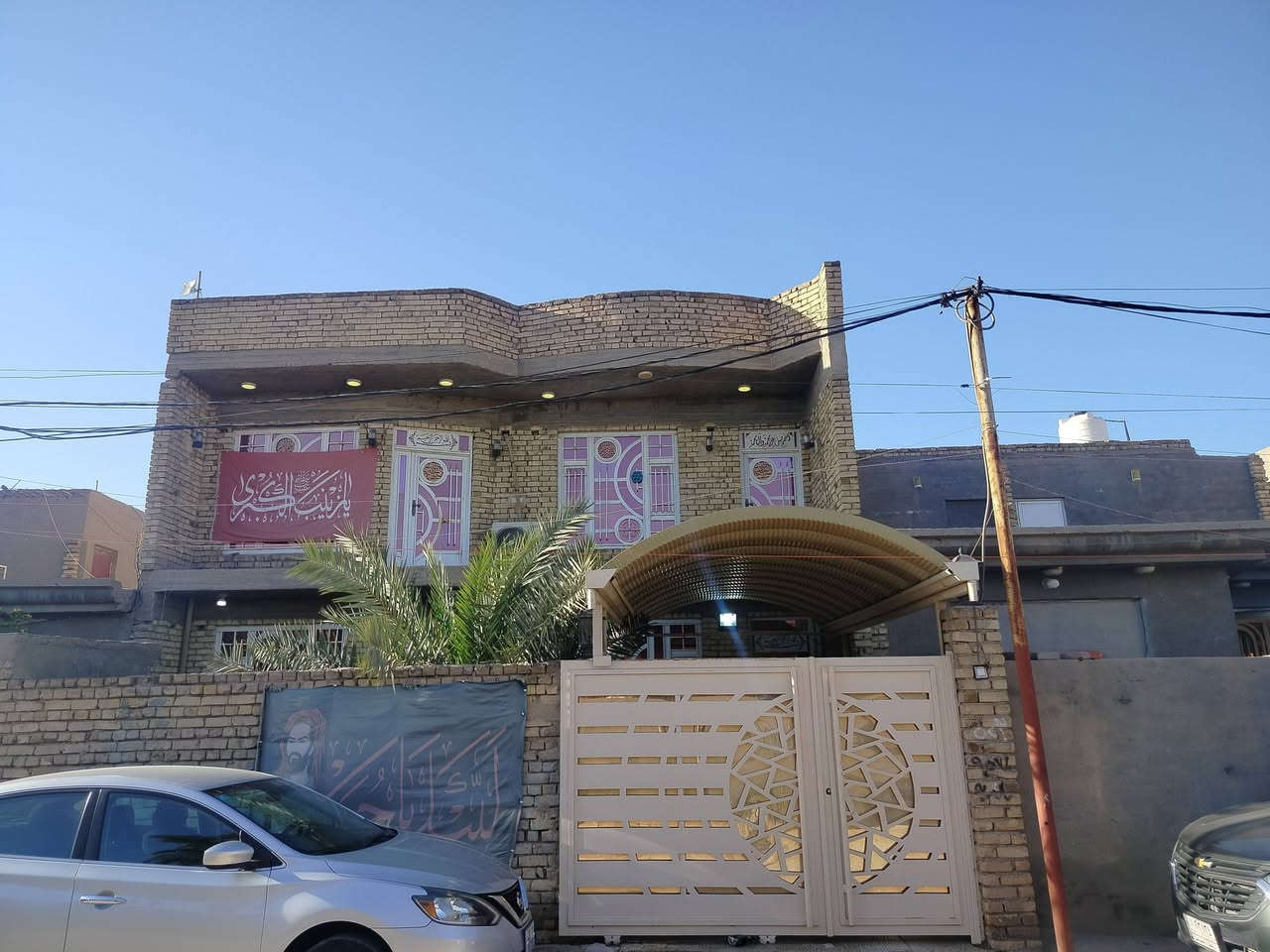 بيت للبيع حي الحكيم نزلت كاله الفرع الثالث عله اليمنى ثالث بيت مساحه 220م يتكون من  غرفتين ومطبخ وهول واستقبال وكراج وحديقه والطابق الثاني هول وغرفتين بناء فول والسطحين شتايكر بناء طابوك السعر 140وقابل للتفاوض للاستفسار 
***********
***********
