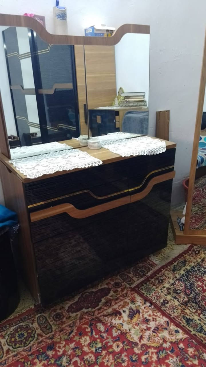 ***********
شراي يراسلني واتساب 
غرفه تركي ثكيله والله 8 قطع وياهه الدوشك السعر 200 الف عنوان بغداد بصف العامريه
