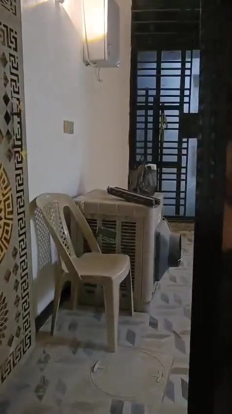 السلام عليكم
دار للبيع المساحة 90م
يحتوي ع مطبخ +غرفة نوم +استقبال +حمام داخلي +مرافق خارجية وطرمة كبيرة
الموقع قرب ملعب الشهيد جاسم شبر وعرض الشارع 10م
السعر 90مليون يرهم مقدمة 30وبالشهر 750 ألف
نوع العقار عقد زراعي
للأستفسار الاتصال على الرقم ***********

