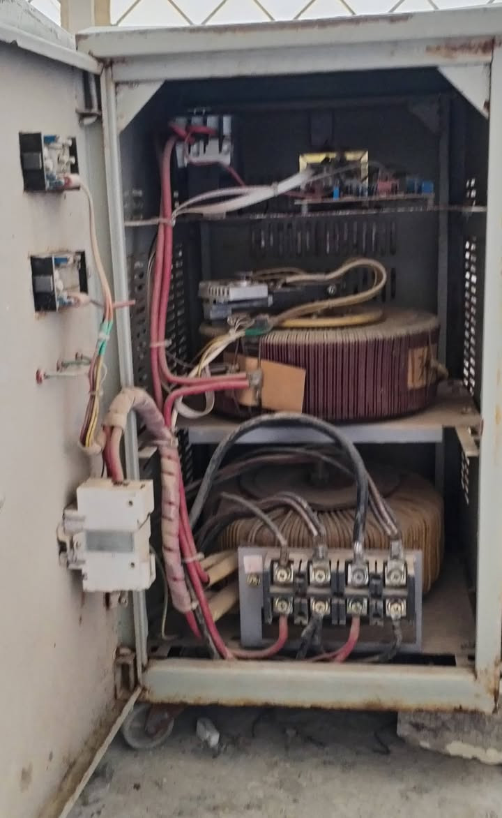 رافع ڤولتيه 15kv عدد 2 سعر الواحد 200 الف
***********
