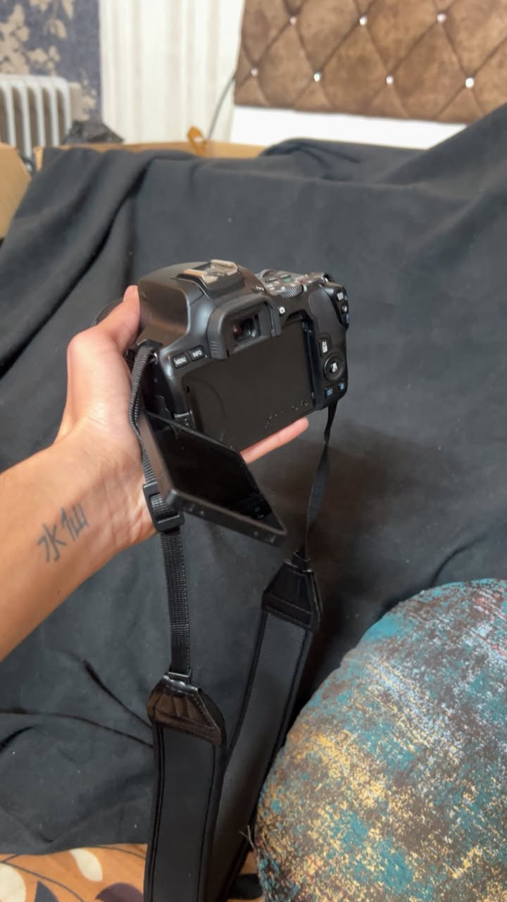 كانون D250 مع عدسه 18 55 اوتو
      اوتو فوكس ومنول نضافه 99%
  سنسر 24 ميكا فديو 4K حقيقي شاشة 
  قلاب ولمس مع خاصية wifi  التركيز 
 التلقائي وضوح وتشبع الوان قوي مع 
شاحنه وبطارية الكاميرا مناسبة لصناعة    
   المحتوى وعشاق السفر والمدرسين 

             ✨️ السعر 600 الف ✨️
        مع حقيبه كتف 
      و رام 16 هدية

        للتواصل واتساب 
***********
