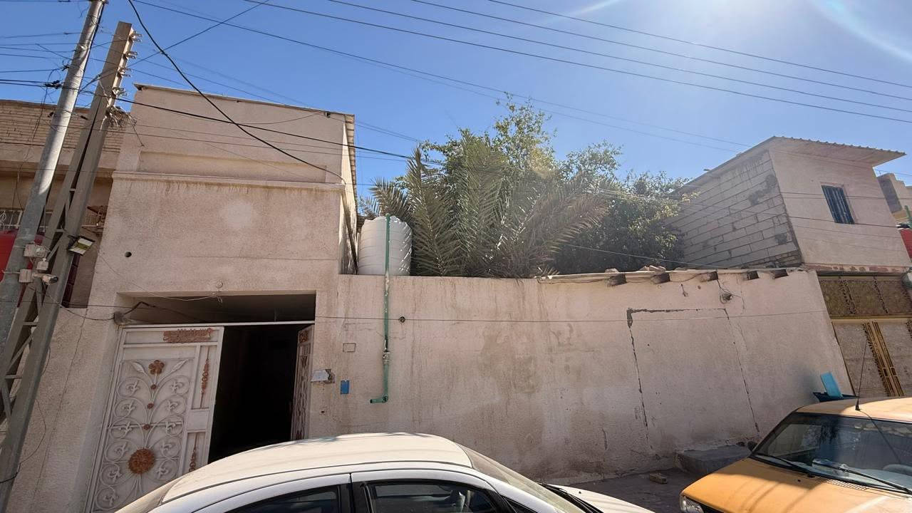 منزل في منطقة الامن الداخلي 
/قرب حسينية شيخ سعيد الساعدي .
المساحة 240 متر مربع / طابقين يحتوي على : 
1- الطابق الارضي / 3 غرف نوم + مطبخ مع مخزن + كنيدور + صالة ( ديوانية ) +كراج سيارة + مخزن خارجي + حمام خارجي + حمام داخلي + مرافق داخلي .
2- الطابق الاول ( غرف نوم عدد 3 + كنيدور + حمام +مخزن داخلي + سطح اول + سطح ثانوي + مخزن خارجي ) 
السعر المعروض 280 مليون وبي مجال 
الاتصال على هذا الرقم :***********
