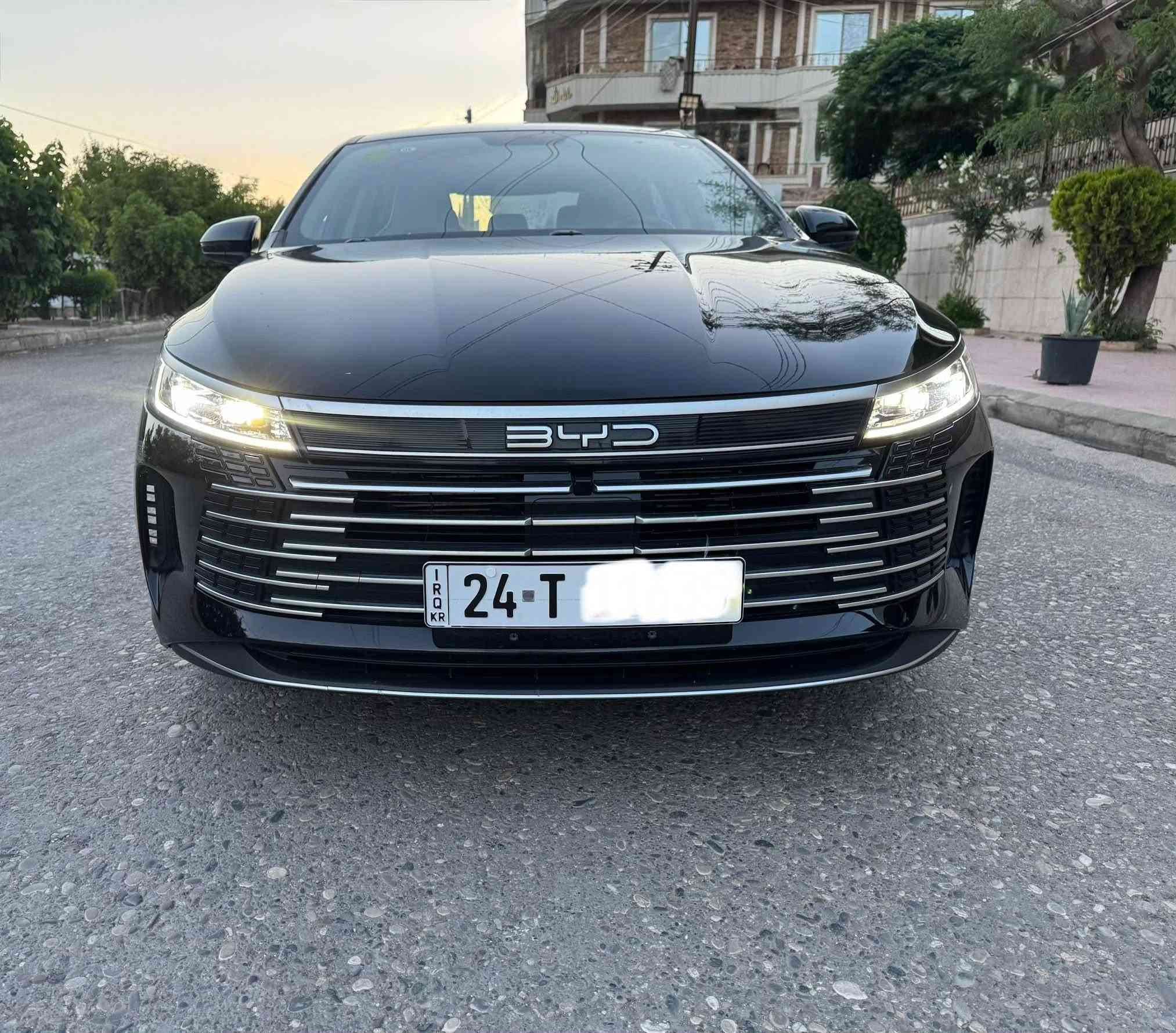 ***********
BYD ديستروي 2025 
‎المواصفات 
‎شاشة متحركة
 حساسات 
كاميرا خلفية
 مثبت سرعة 
كشنات جلد رياضي 
كير ماوس 
اوتو هولد 
لد امامي خلفي 
لايتات زنون  
انظمة قيادة
 وباقي المواصفات 
‎مكان السياره دهوك 
‎السعر 135 ورقه بي مجال
