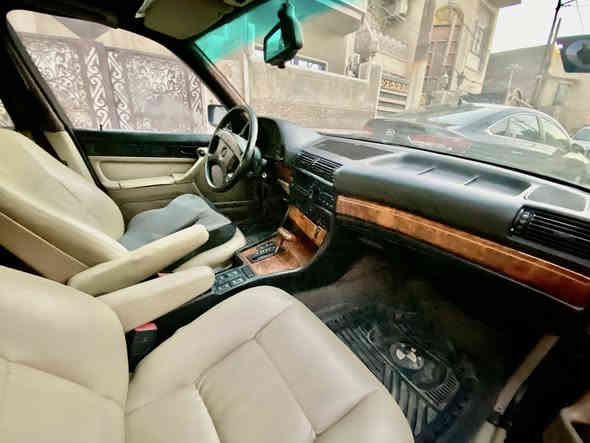 السلام عليكم 
740 اصل بجم عريض اسود ملكي 
موديل 1993
كير ومكينة ومجموعة كاملة لكزز ياباني تويوتا
داخل جلد كريمي
دبل جام 
دركة ستيرن ايرباك
تبريد شغال 
لايت عالي ناصي زينون
ارقام انكليزي بغدادتحويل مباشر
مكان السيارة بغداد الدورة 
السعر 65 $
***********
