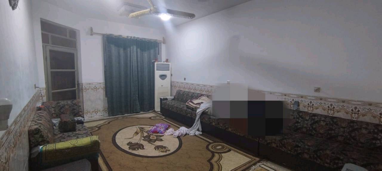 بسم الله الرحمن الرحيم دار للبيع في بغداد التاجي منطقة البسيد، البيت مساحة 200م يحتوي على
-مطبخ
-استقبال
-حولي
-حمام داخلي غربي
-حمام خارجي اساس فقط (يستعمل كمخزن حاليا
-غرفتين نوم
-سطح امامي و خلفي
-بيتونة
البيت بناء جديد «وقف وليس ملك» والسعر 108 مليون وبيه مجال حلو للشراي و تدللون