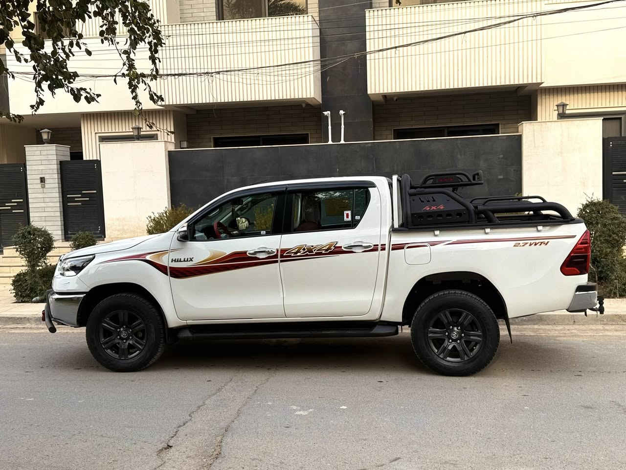 هايلوكس فور ويل
بشرط ع تايرات شركه
بيع مستعجل
كفاله
موديل٢٠٢٢كويتي فول
فول مواصفات 
ع وضع الشركه بشرط بعدها بفابلون شركه
ماشيه اقل٢٦الف 
رقم بغداد مييز  بسمي مشروع وطني
مواصفات
بصمه
فور ويل
بنيد جكات 
صندوق جكات 
ثلاجه بلجكمجه
دبل ايرباك 
داخل احمر
مثبت سرعه
نضام ايكو
تبريد قطعتين
تحكمات ستيرن
جهيتين شاشة جبيره
كامره 
درع امامي خلفي
 فورويل 4x4
سياره مدوشمه دوشمه كامله كشنات 
تحويل مباشر السيارة جديد 
كفاله عامه حته حداديه ع وضع الشركه 
سبير والعده ع وضع الشركه 
سونار مع منشور فيديو مع منشور سونار جديد يجي هم يسوي سونار
رقم الهاتف ‭***********
العنوان طالبيه قرب فلكه ٨٣
كفاله عامه
