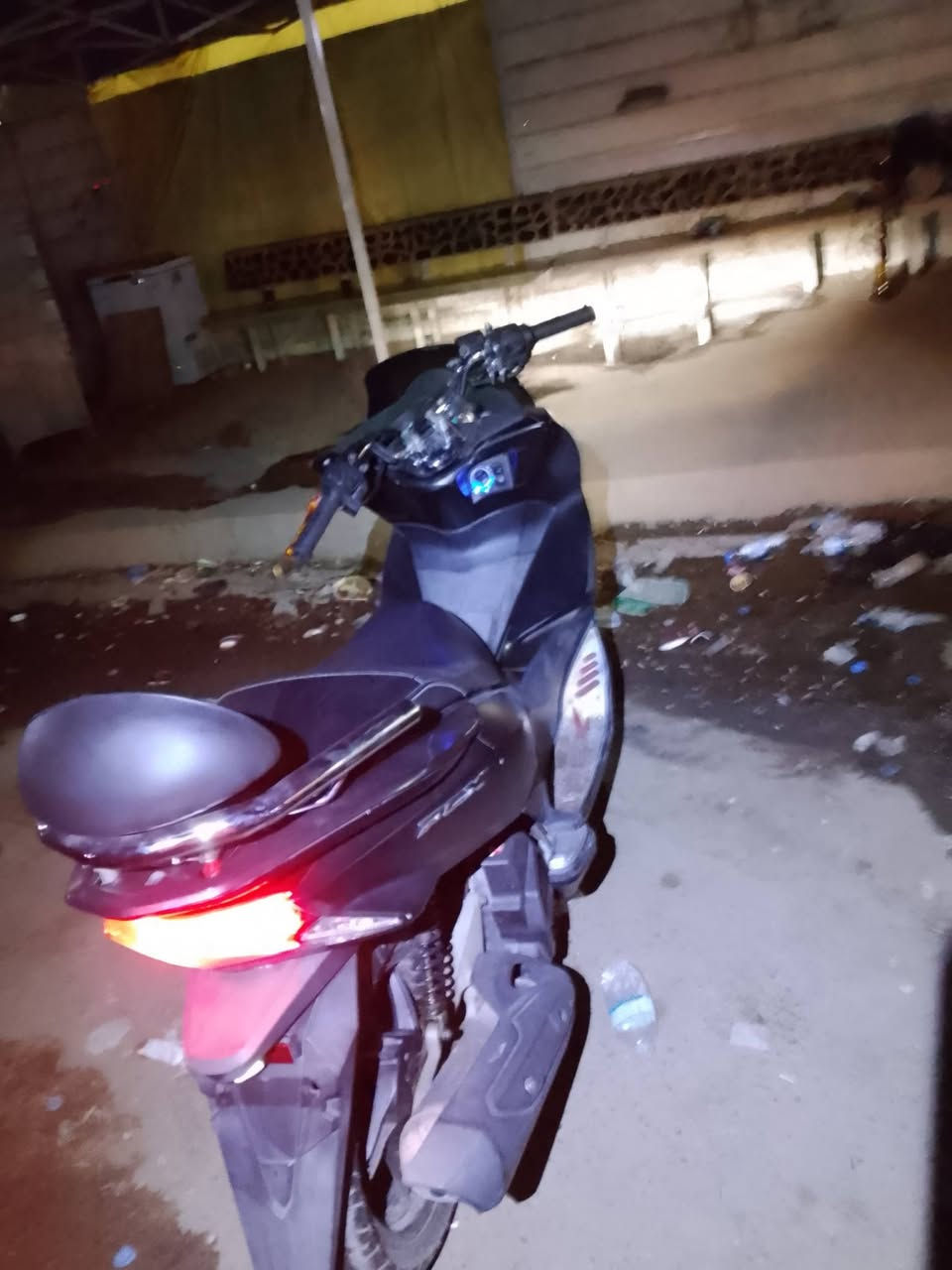 دراجة للبيع PCXكلها شغالة مكينة ما مفتوحة كفرات اسود طافي بلادي عوزهة جاملغ فقط السعر مليون ونص بيها مجال مكان بغداد مدينة الصدر رقم ***********
