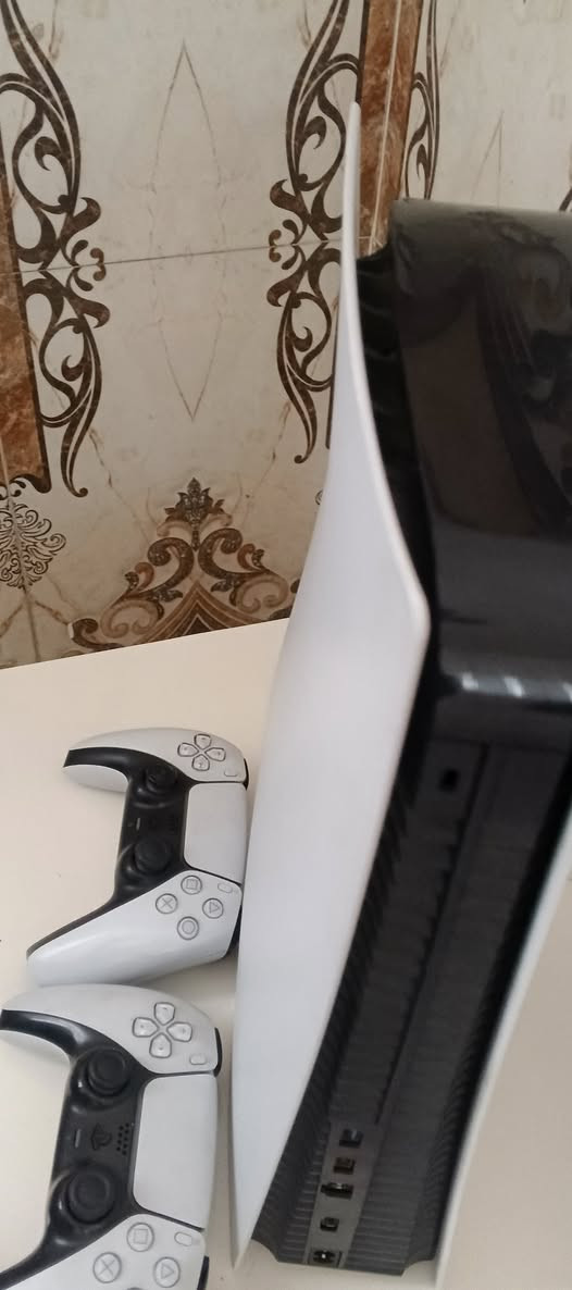 سلام وعليكم جميعاً.. 
رمضان كريم 

بلي 5 سليم - 1 تيرا للبيع
مع شاشة هايسنس 2K - 180HTZ صار 5 اسابيع من اخذتها
العنوان: بغداد الجديدة 
رقم الهاتف: ***********
متاح عالخط + واتساب
