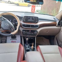 توسان خليجي موديل ١٩ ماشية ١٠٥ الف كم مكفولة من الصبغ بيها بارد بالبني...