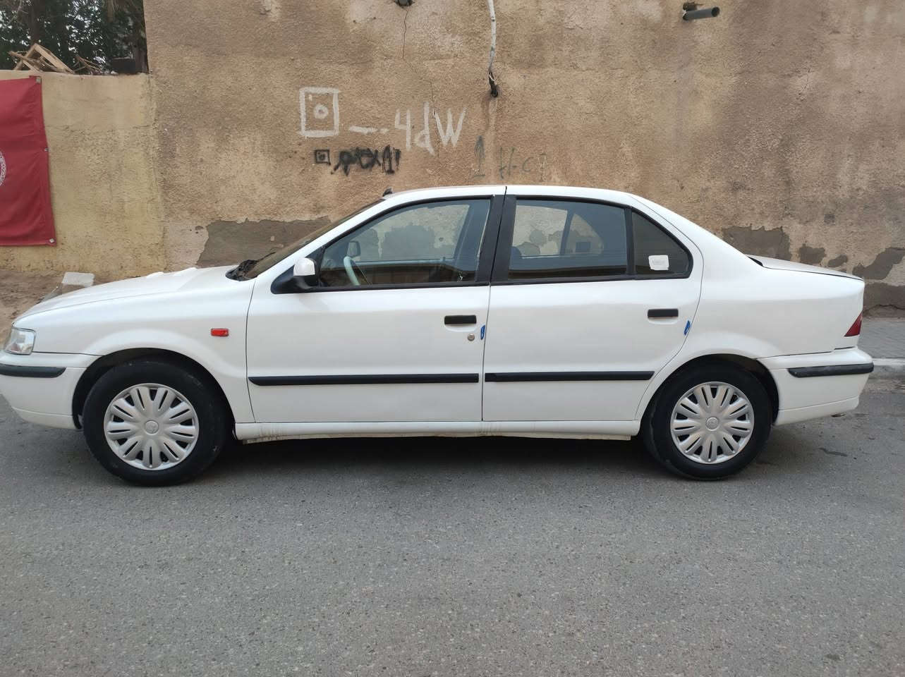 سياره سمند مديل 2013رقم بصره  السياره ملكوطه خياس بلا ضربه السياره بيها كازكيت رايدها 38ورقه وطيح من فلوسها سعر المكينه عنواني بصره القبله ***********ما متواجد بكثره عل فيس
