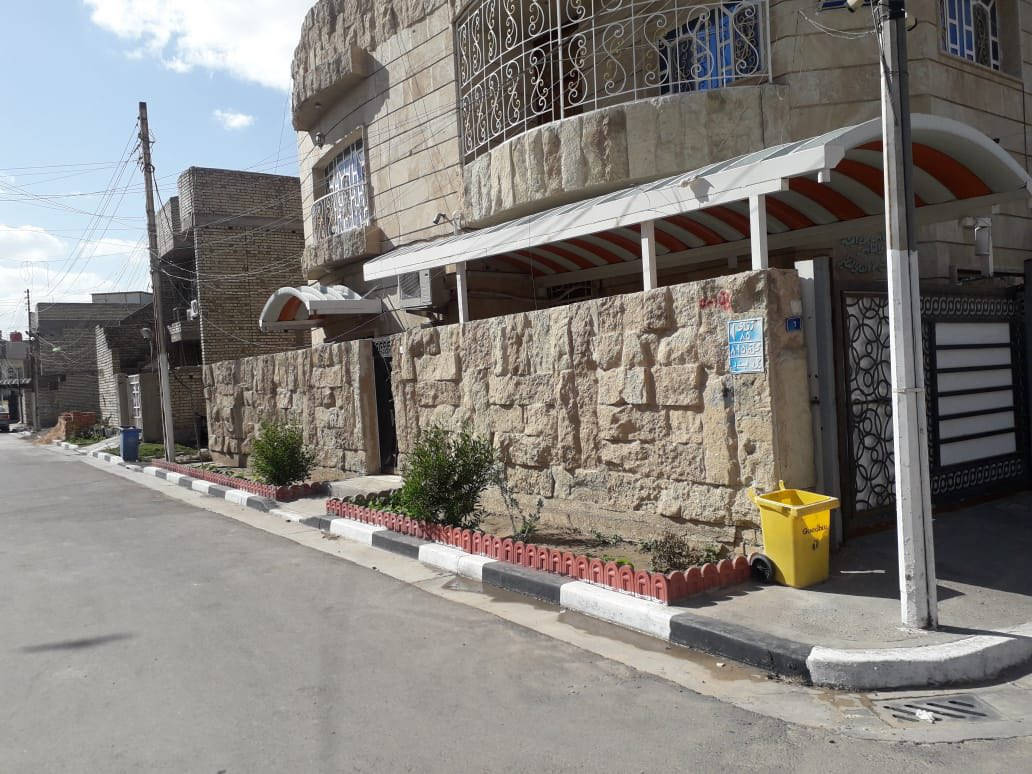 سلام عليكم بيت ركن  مساحه 150 متر حديث واجهه حجر الأبعاد واجهه 15 نزال 10 يحتوي على طابقين و الطابق الثالث بيتونه كبيره بناء درجه اولى كما موضح تقطيع خمسينات 5*10 
العنوان بغداد حي الجهاد مربع السمجه مجاور خدمي المطار مقابيل حي الاطباء مباشرة خلف  ماركت بيتي 
للتواصل ***********
 يتوفر واتساب على الرقمين ***********
