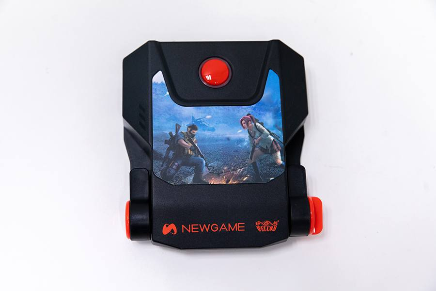 هذا المنتج هو محول لوحة مفاتيح وماوس للألعاب على الهاتف المحمول (Keyboard and Mouse Converter) من ماركة NEWGAME. 
الوظيفة: يتيح لك توصيل لوحة مفاتيح وماوس بهاتفك الذكي لتجربة ألعاب تشبه ألعاب الكمبيوتر (PC). 
المميزات: يأتي مع حامل مدمج لتثبيت الهاتف في زاوية مريحة أثناء اللعب. 
التوافق: مصمم للاستخدام مع ألعاب الهاتف المحمول الشهيرة مثل PUBG و Fortnite و Call of Duty. 
سهولة الاستخدام: يهدف إلى تحسين الدقة والتحكم من خلال استخدام أدوات التحكم التقليدية بدلاً من الشاشة التي تعمل باللمس.


**إذا كنت صاحب هذا الإعلان وتريد حذفه لأي سبب، رجاءا أرسل رسالة إلى الدعم الفني**