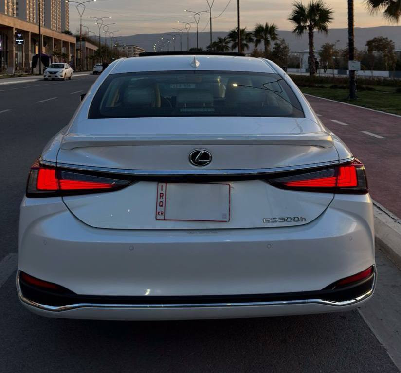 لێکزز ES 300h 2025  هایبرید ئەلترا لەکژەری
 (قەپات مواسەفات)، وارد
 ئەمریکی ، ڕەقەم کاتییە
 و ٣ مانگی ماوە.
 تەنها ٣،٠٠٠ كم ڕۆیشتووە
 و حسابکە سفرە،
 ڕەنگی دەرەوە و ناوەوەی
 سپییە. لە ڕووی بۆیاخەوە
 تەنها بۆنیتی بۆیاخە،
 ئێرباگەکانی سەدا سەد بیلادییە و هیچی نەتەقیوە. بزوێنەرەکەی ٢.٥ ی هایبریدە (بەنزین و کارەبایی)، خاوەنی دوو سویچی بەسمە و کارتی بیلادییە (کۆی گشتی ٣ بەسمە).
سەبارەت بە مواسەفاتەکانی؛ شاشە گەورەیە
١٢.٣ ئینچ، کامێرای ٣٦٠
 و داتاشۆی سەر جامی هەیە،
 لەگەڵ سیستەمی دەنگی ناوازەی Mark Levinson (١٧ سەماعە). لایتەکانی پێشەوە ٣
 عەدەسەیە، جام و فڵچەی پێشەوە هیتەرە 

سعر لە کۆمێنت داوابکە ڕاستەخۆ بۆت دیت 📩 

(بۆ پاراستن لە بەستن لە زستاندا)، هەروەها جامەکانی دەبڵن بۆ کپکردنی زیاتری دەنگی دەرەوە. کوشنەکانی سایەق و سەکن سارد و گەرمە، بە ١٤ شێواز بە کارەبا ڕێکدەخرێت لەگەڵ میمۆری، سوکانیشی هیتەرە. تەواوی تایبەتمەندییەکانی سەلامەتی تێدایە وەک: ڕادار، ئۆتۆ ستۆپ (پێش و دواوە)، پاراستنی خەتی جادە، ناوچەی کوێر، و ئەداپتیڤ کروز کۆنترۆڵ (تەحدید سورعە بەپێی سەیارەی پێشەوە). سندوقی کارەباییە و بە قاچ دەکرێتەوە، پەردەی دواوە و ئاوێنەکانیش کارەبایین. لەگەڵ ئەوانەشدا: سلاید، شەغاڵ، شەحنی وایەرلێس، ئۆتۆ هۆڵد، دیکۆری فۆرمیکا، لیدی ناوەوەی ڕەنگاوڕەنگ، و ویلی ١٨ی تایبەت بە ئەلترا لەکژەرییە کە زۆر کپتر و بێدەنگترە.
ناونیشان سلێمانی

ژمارەی خاوەنی
***********
