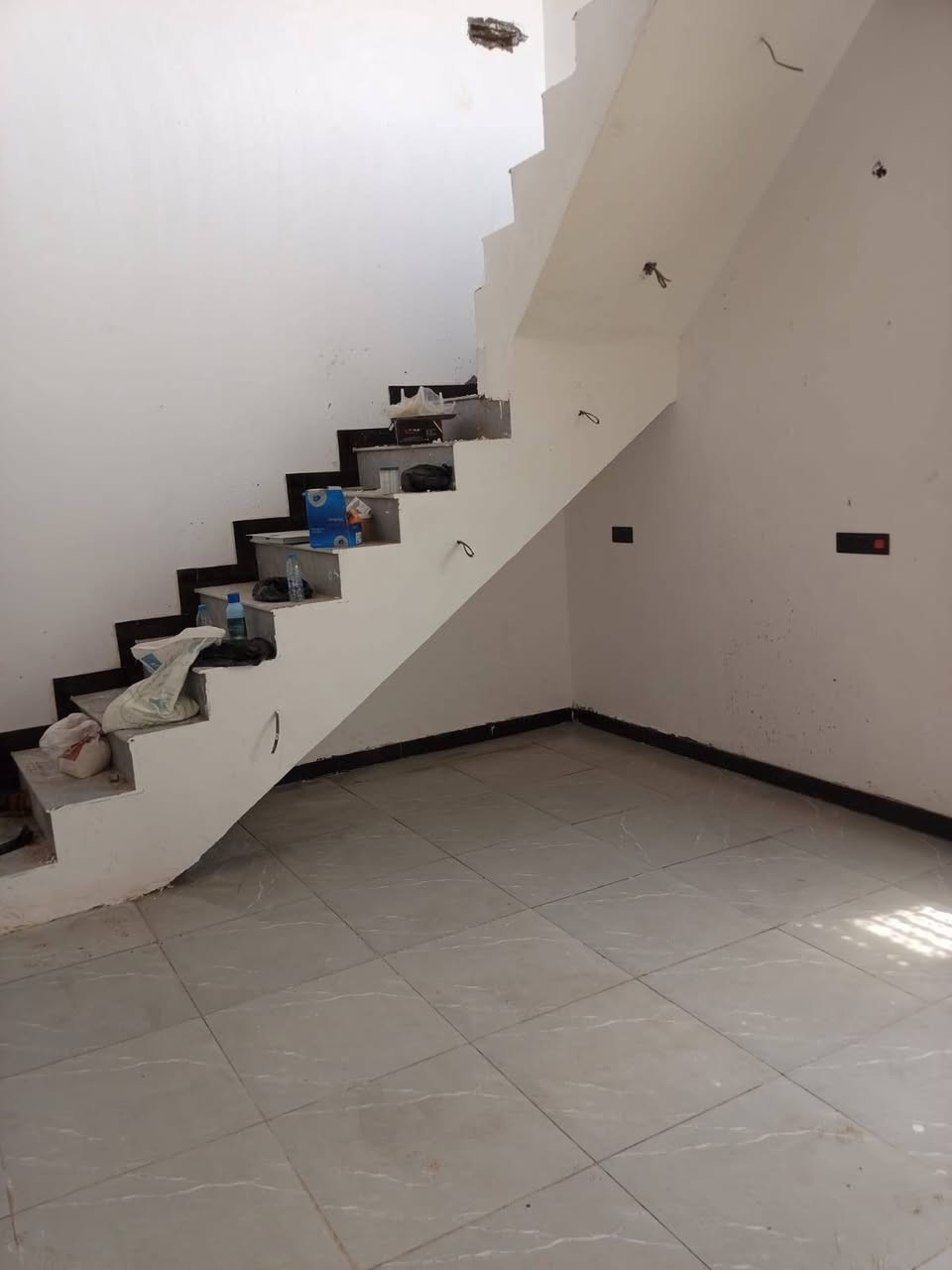 ١٠٠ متر مربع بناء طابوق غرفه وصاله وديوانيه ومطبخ صحيات داخليه وخارجيه ومنور الدجين شارع قصي ابو المولد ***********
