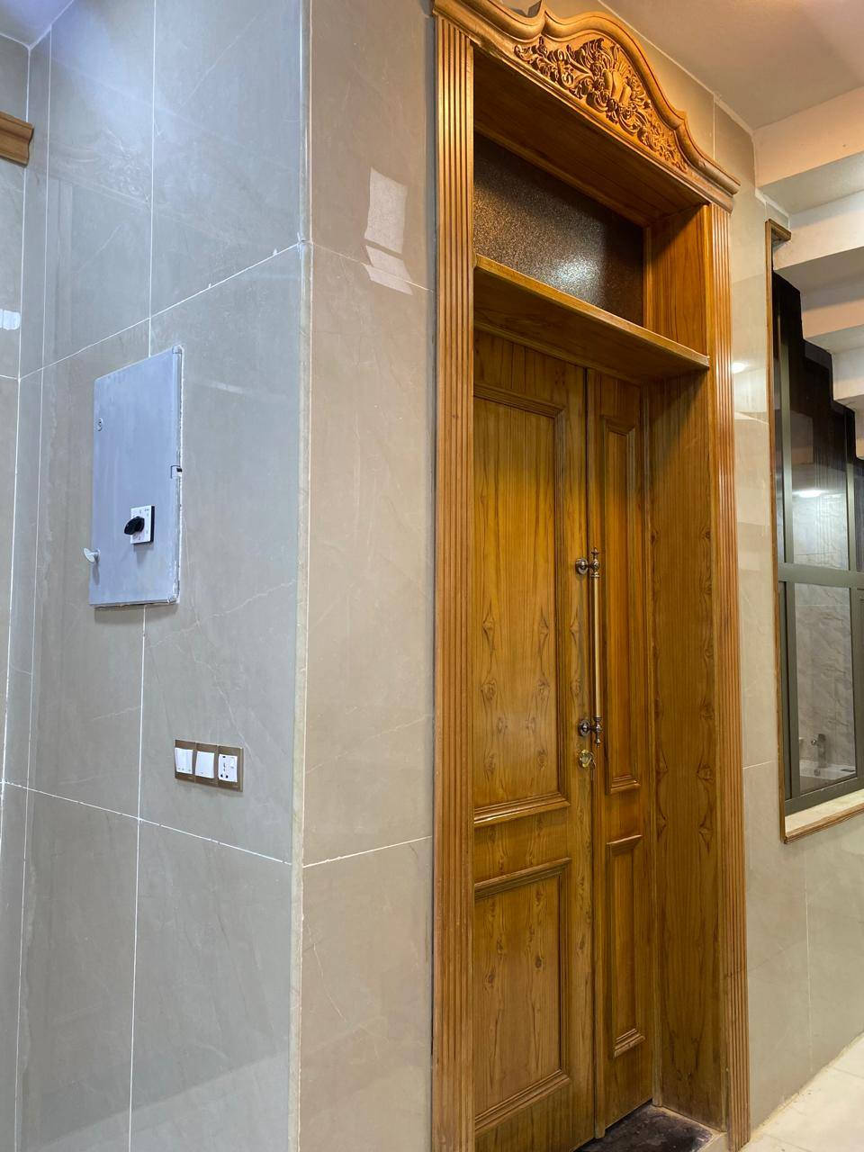 اللهم صل على محمد وال محمد
بيت ٣طوابق بناء حديث كل طابق بيت معزول على الاخر بيت كامل 140م ركن زنجيل في منطقة الخطيب الزراعي شارع الشركة من جهة ومن شارع خوله الجهه الأخرى 
الواجهة 8/5م النزال 16/5م 
البيت نظام دكتات تبريد سبالت 
نظام كاميرات وانترنيت 
الطابق الاول تطبيك الالواح البورسلين 60*120 اسباني 
تأسيس بواري الصحيات والمجاري فتنك الماني 
تأسيس كهربائيات شركة جنون 
الصبغ شركة جوتن 
الأبواب خشب صاج عراقي تفصال 
الاشبابيك الامنيوم تركي شركة عاج المحجرات الدرج خشب صاج عراقي 
الديكورات ونقوش مغربية 
وبعد تفاصيل اكثر 
يرهم مراوس بلجوادين بالرحمانية الدولعي بقطعة أرض الخطيب الزراعي 
الاستفسار ***********
***********بي واتساب
