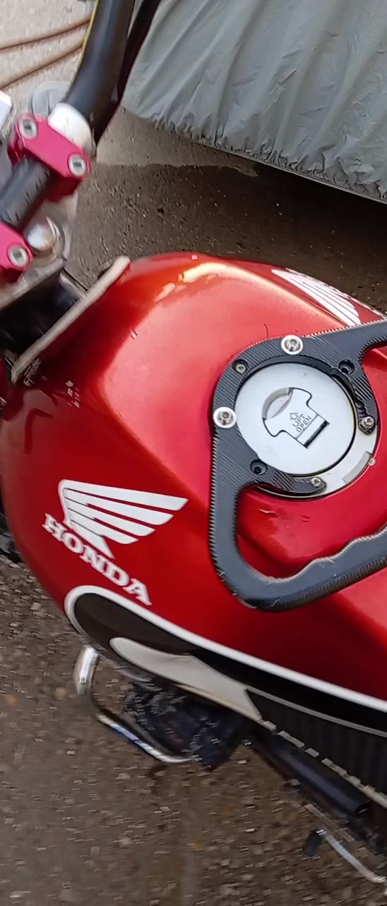 السلام عليكم. 
سي بي فوى ٤٠٠
جيل اول ١٦ ولف
كير مكينه كشر خير من الله
مكينه مكفوله من فتح
عليها هواي شغلات تزويد شوفت عينك
اوراق كامله 
 دهن +ماي زيتي اخضر بدلتهم صالي كم يوم 
استفسار ***********
