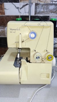 ​فرصة حلوة للخياطات! 🧵 مكينة أوفر "ميمي لوك" منزلية للبيع. ✨ نظافة عال...