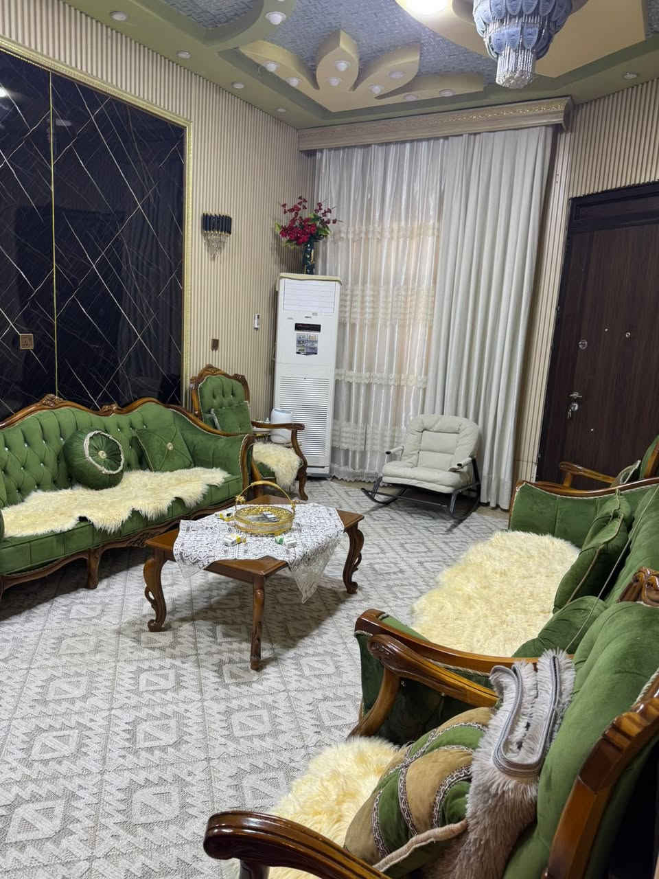 🏡دار زراعي
مساحة الدار 120م (ركن ) على شارع 15
الواجهه 7.5 النزال 16
يتكون من 3غرف سويتات واستقبال وخدمات 
الدار يحتوي على تأثيث كامل 
📍موقع الدار خلف بانزيخانه الجبها منطقه سكينه 
بناء جديد درجة اولى 
السعر المطلوب (200)مليون 
للاستفسار 
لؤي الوائلي ‭0771 331 6724‬
حسين الزيداوي ***********
