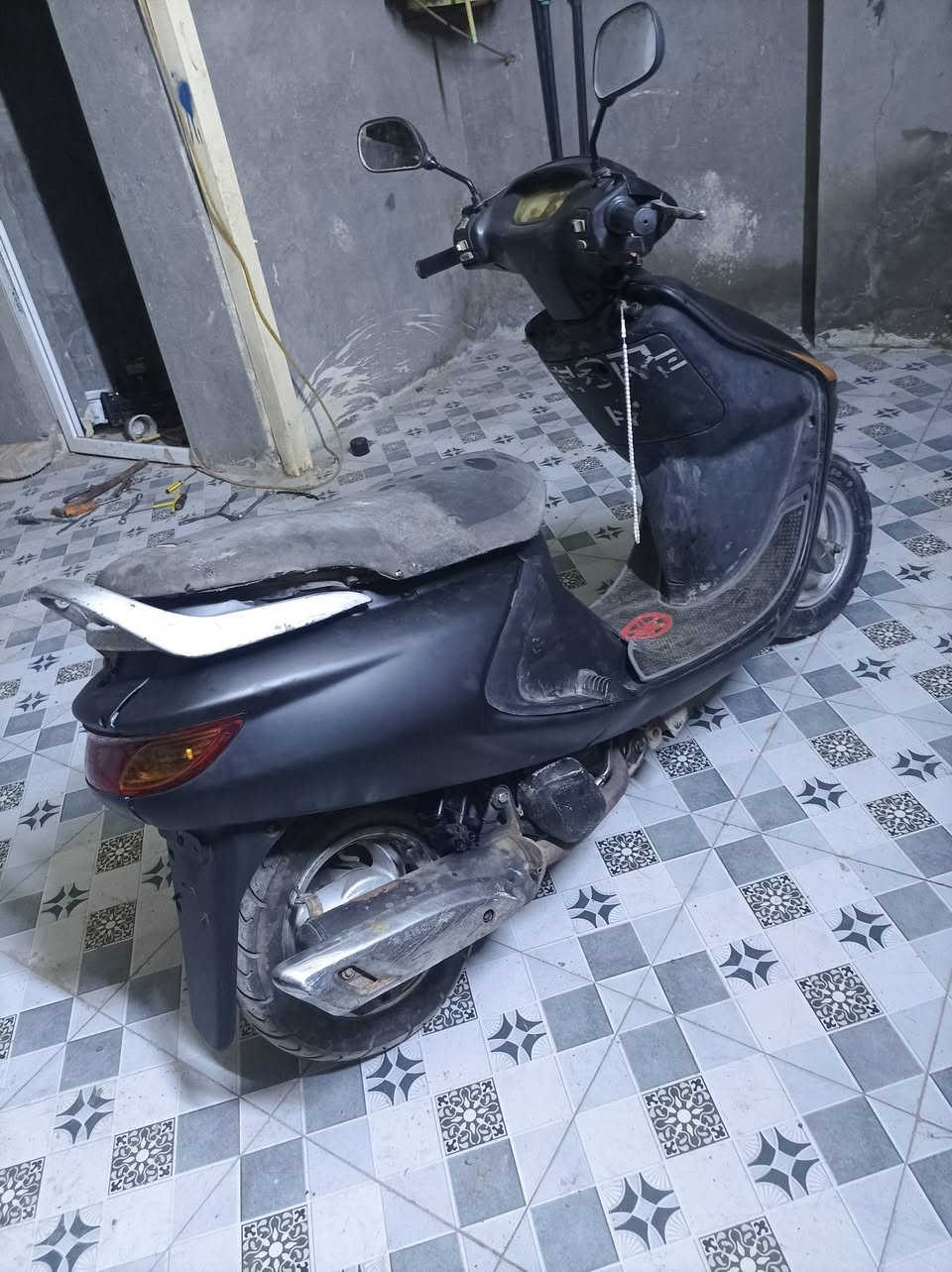 السلام عليكم دراجه فراشه للبيع
كهربائيات كلها شغاله سلف 
تايرات نضيفه دبلات شغاله 
مكينه ناعمه الدراجه كامله على اخر حبايه
السعر 425وبيه مجال 
رقم الهاتف ***********
