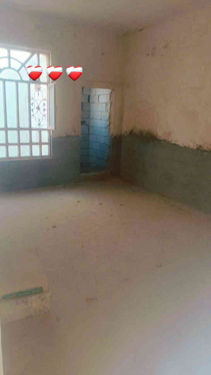 بيت للبيع المساحه 100متر ماكامل بيه غرفه كامله اوسياج اوتخاريخ بس مبنيات جميع الخدمات ماءكهرباء سوك موالده مكانه نجف شارع كربلاء عمود 136طريق ياعلي الشارع الصيدليه وطب قبل الخير السعر 7بيت مرقم مشمول قرار محكمه *********** النجف, العراق
