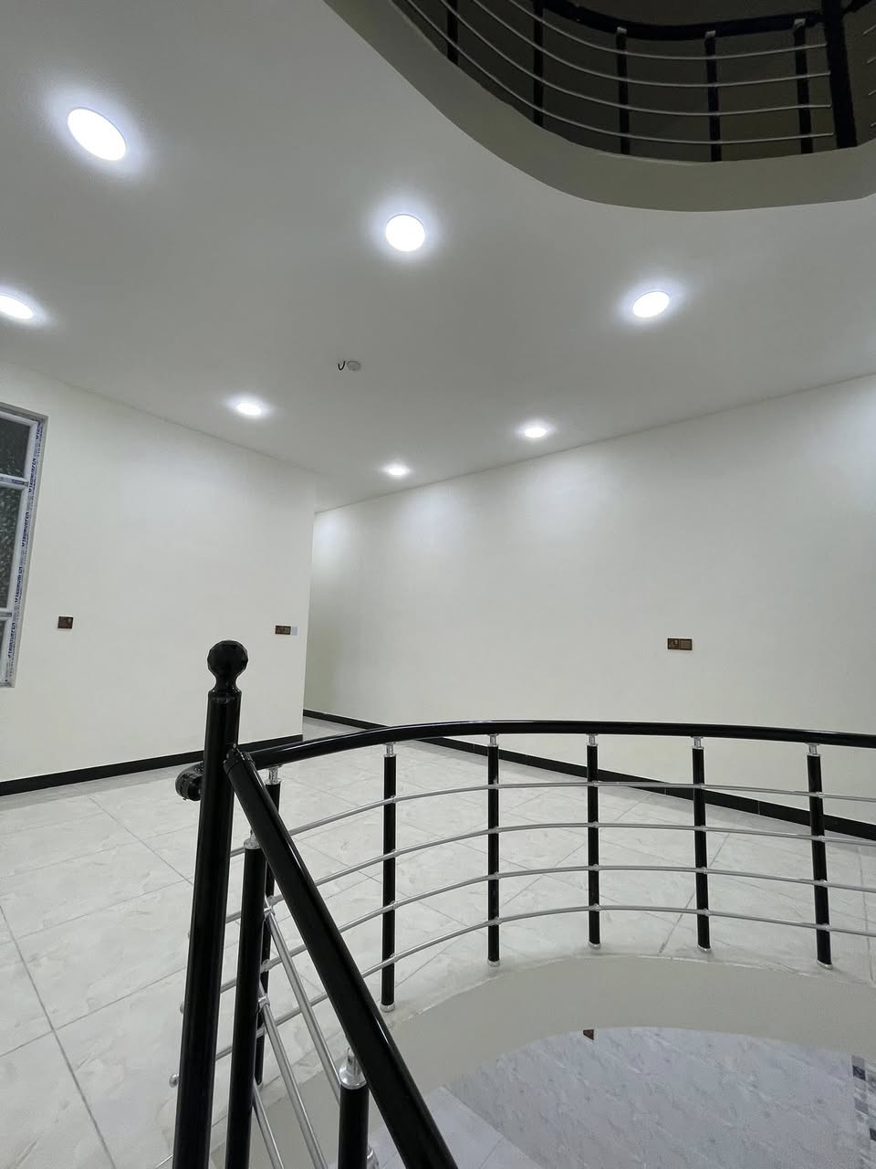 للايجار بيت مساحه ١٠٠ متر في حي الشباب المربع الذهبي 
طابقين ثلاث نوم استقبال مطبخ خدمات عدد ٢ جديد 
استفسار 
***********
