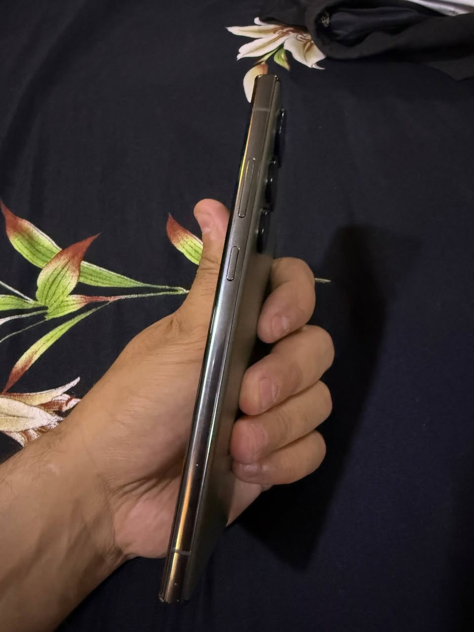 المواصفات:
المعالج: Snapdragon 8 Gen 2
الشاشة: 6.8 بوصة Dynamic AMOLED  120Hz
الكاميرا: 200MP رئيسية  زووم 10x بصري
البطارية: 5000 mAh
القلم: S Pen مدمج 
الذاكرة: 256GB
الرام: 12GB
اللون: زيتوني 
الحالة: نظيف جداً 
يأتي مع: الكارتون الأصلي 
ملاحظة: طخة بسيطة على الطرف
للتواصل واتساب متوفر
***********
