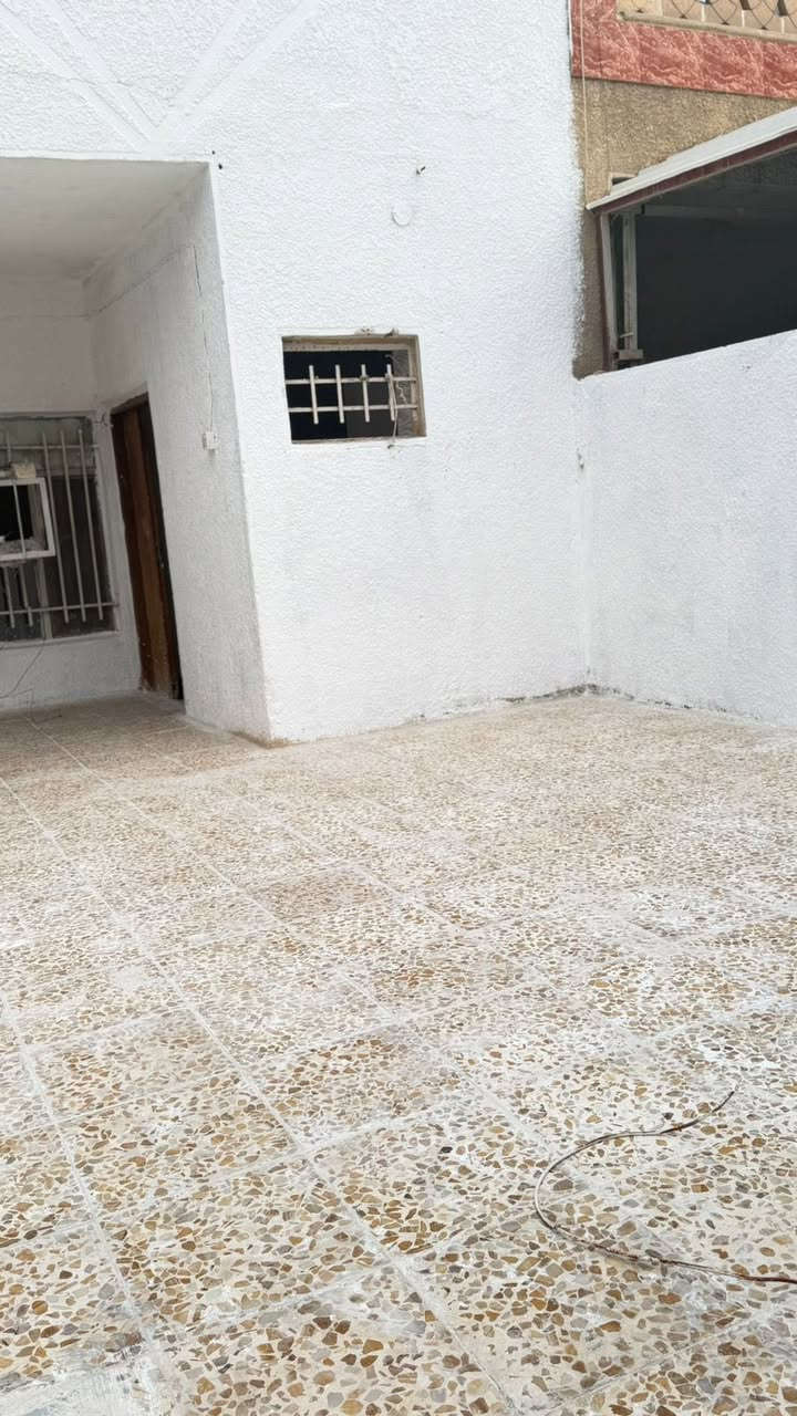 السلام عليكم بيت بالبنوك حي سومر قرب مستشفى الشعب وكلية الرافدين/
مساحة ١٠٠ متر واجهة ٤ ونص نزال ٢٢ وربع 
محدث صبغ وأرضيات 
يحتوي ع طرمة واستقبال ومطبخ وصحيات طابق اول / الطابق الثاني غرفة نوم وسطح 
للأستفسار الاتصال / ***********
