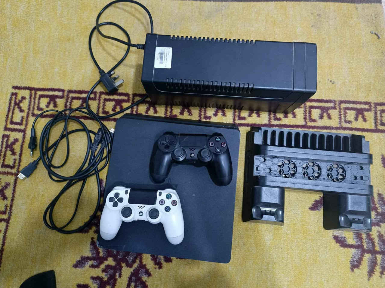 ويا جويستيك(يدات) عدد 2 ،وقاعدة شحن وتبريد ، وجهاز UPS،
 مفتوح تنظيف فقط 
بابل,القاسم،قرب مطعم بيتزا هاوس 
*********** هاشمية, بابل
